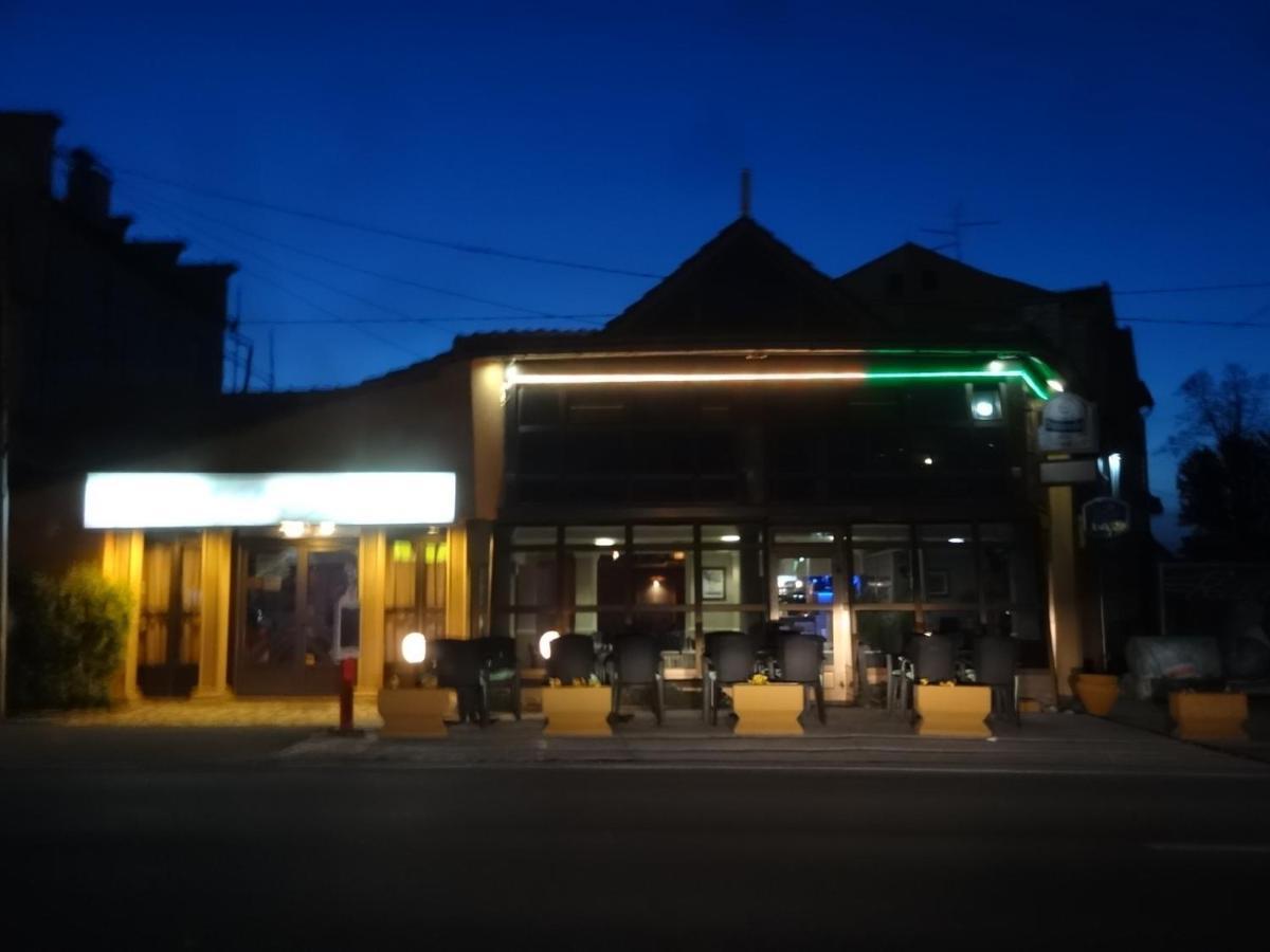 Motel Zoka Dvorovi Buitenkant foto