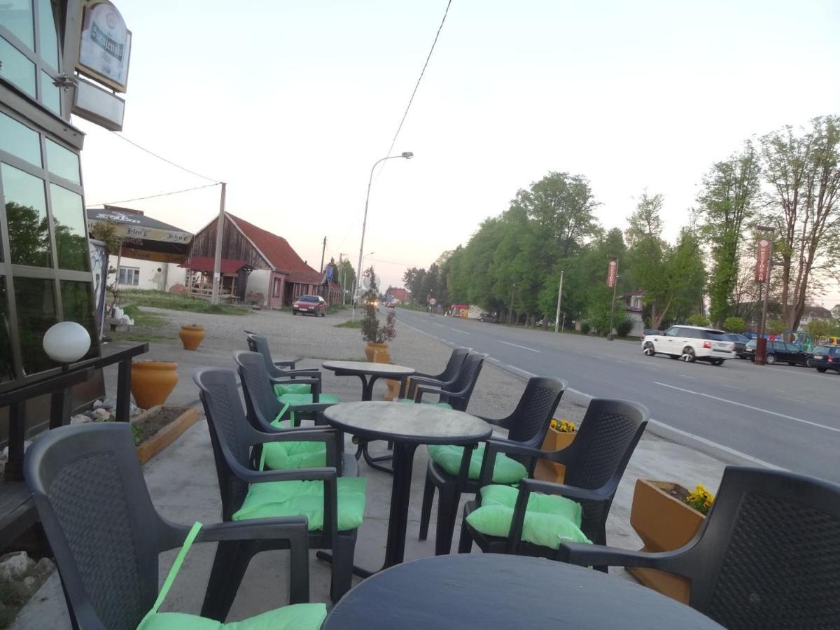 Motel Zoka Dvorovi Buitenkant foto